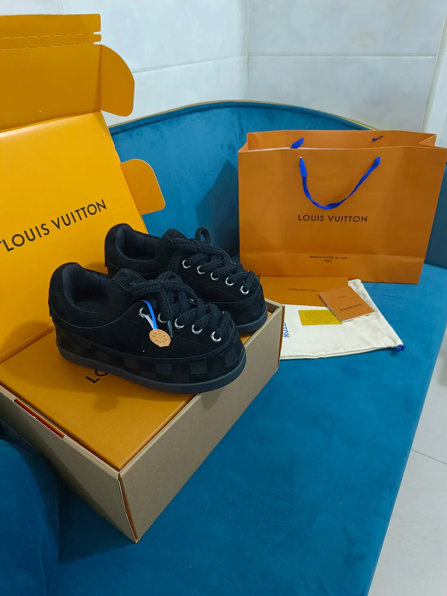 👟👟Ex-factory price 640👟👟 LV YETI slip-on shoes, based on suede cow leather, partially embossed with Nigo's reinterpretation of LV Damier pattern, cleverly echoing the Chinese tradition of taking off shoes when entering the house, and the "small feet" aesthetic is integrated into Chinese street genes. The palm-printed rubber outsole hides the LV letters and Monogram flowers. The exquisite craftsmanship made in Italy shows the brand's heritage in a comfortable slip-on style. The reservation mode adds a unique style, it is traditional and trendy, and it is suitable for couples aged 35-45.